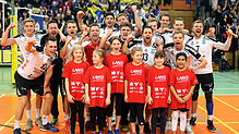 "2. Liga, wir kommen" – Ausgelassen feierten die Volleyballer des TSV Mimmenhausen und ihr Spielertrainer Christian Pampel (ganz hinten ...