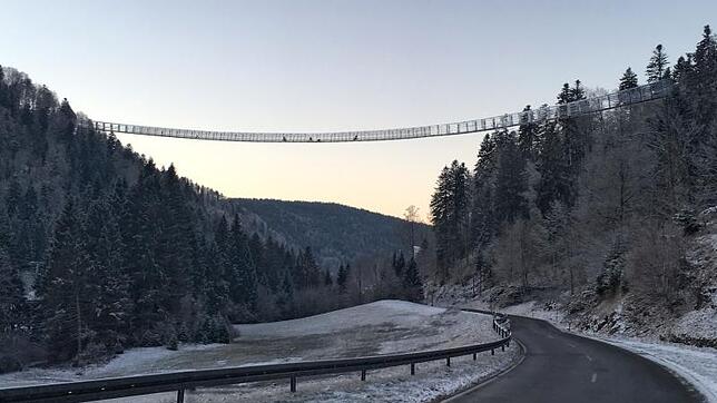 Diese Fotomontage zeigt wie die Hängebrücke, der Skywalk Todtmoos, über dem Wehratal aussehen soll.