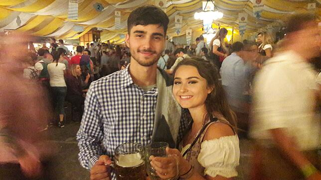Moray und seine Schwester Melek genießen mit ihren Freunden einen ausgelassenen Abend auf dem Oktoberfest. Gesittet und ohne Besäufnis.