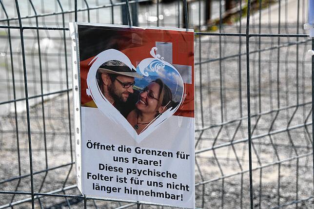 Vergebliche Forderung: Paare bleiben weiterhin getrennt.