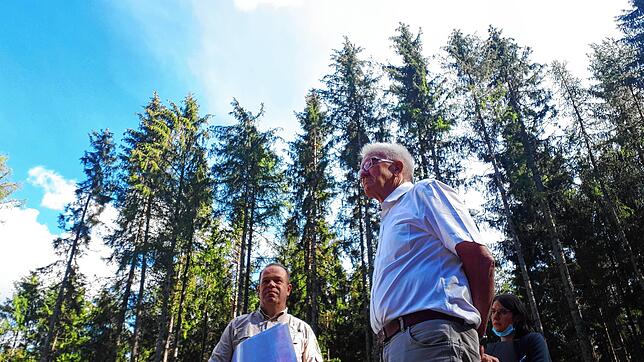 Stippvisite: Ministerpräsident Kretschmann und Tobias Kühn (links) im Villinger Stadtwald Im September 2020.