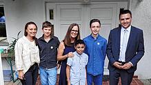 Im Beisein zahlreicher Gäste feierten sie das 30-jährige Bestehen des Kastanienhofs. Das Bild zeigt drei der acht dort lebenden Kinder ...