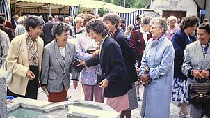 Bei der Segnung des Brunnens im Jahr 1993 herrschte gute Laune unter den Besuchern. Bild: Peter Jungert