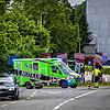 Ein Einsatzfahrzeug der Polizei und ein Krankenwagen stehen vor dem Bildungszentrum Zofingen. Im Schweizer Kanton Aargau an der Grenze ...