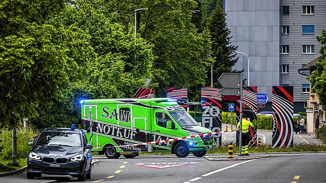 Ein Einsatzfahrzeug der Polizei und ein Krankenwagen stehen vor dem Bildungszentrum Zofingen. Im Schweizer Kanton Aargau an der Grenze ...