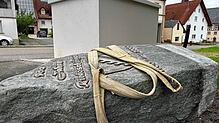 Die Trafostation steht schon, der Gedenkstein, der an die 900-jährige Geschichte von Riedöschingen erinnert, muss vorübergehend weichen ...