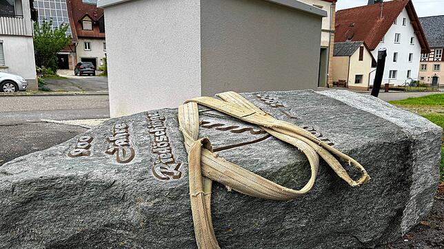 Die Trafostation steht schon, der Gedenkstein, der an die 900-jährige Geschichte von Riedöschingen erinnert, muss vorübergehend weichen ...