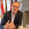 (Archivbild) In seinem Amtszimmer im Rathaus (hier ein Bild von 2023): Oberbürgermeister Uli Burchardt. Was er in dieser Funktion zum ...