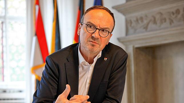 (Archivbild) In seinem Amtszimmer im Rathaus (hier ein Bild von 2023): Oberbürgermeister Uli Burchardt. Was er in dieser Funktion zum ...