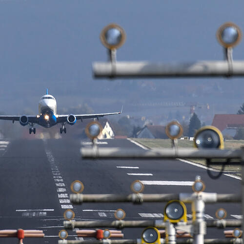 ARCHIV - 02.11.2016, Baden-Württemberg, Friedrichshafen: Ein Flugzeug einer Regionalfluggesellschaft startet vom Bodensee-Airport in ...