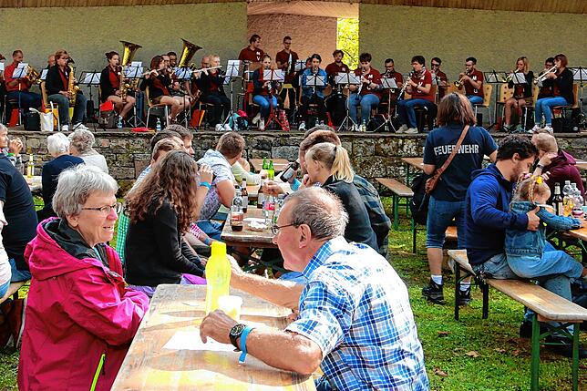 Weißwurstfrühstück mit dem Musikverein Unterkirnach. Auch am Sonntagmorgen kommen etliche Besucher auf den Festplatz an der Freilichtbühne.