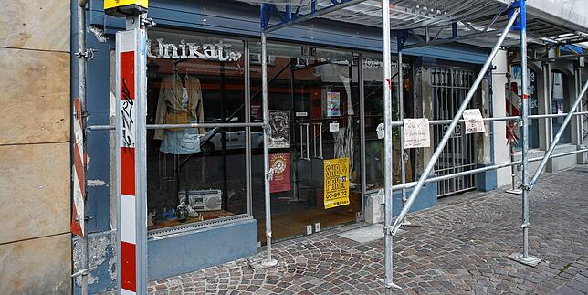 Hussenstraße 18 im September. Das Haus ist eingerüstet, aber im Geschäft ist nun ein Händler zu finden.