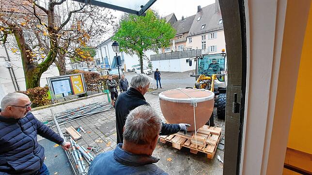 Bild 6: Uff, geschafft! Alle Bilder vom schweren Weg des 2,5 Tonnen schweren Altars in die Kirche St. Oswald