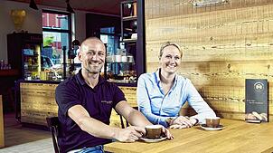 Das Motiv zeigt die Geschwister Martin Mahl und Yvonne Mahl-Sprenzinger vom Backhaus Mahl mit Firmensitz in Stetten a. k. M. Bild: ...