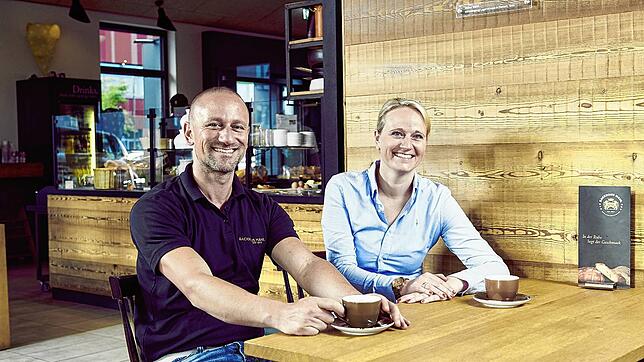 Das Motiv zeigt die Geschwister Martin Mahl und Yvonne Mahl-Sprenzinger vom Backhaus Mahl mit Firmensitz in Stetten a. k. M. Bild: ...