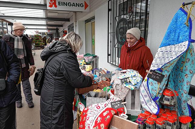 Bild 10: Groß und Klein trotzen beim Weihnachtsmarkt Rickenbach dem Schmuddelwetter