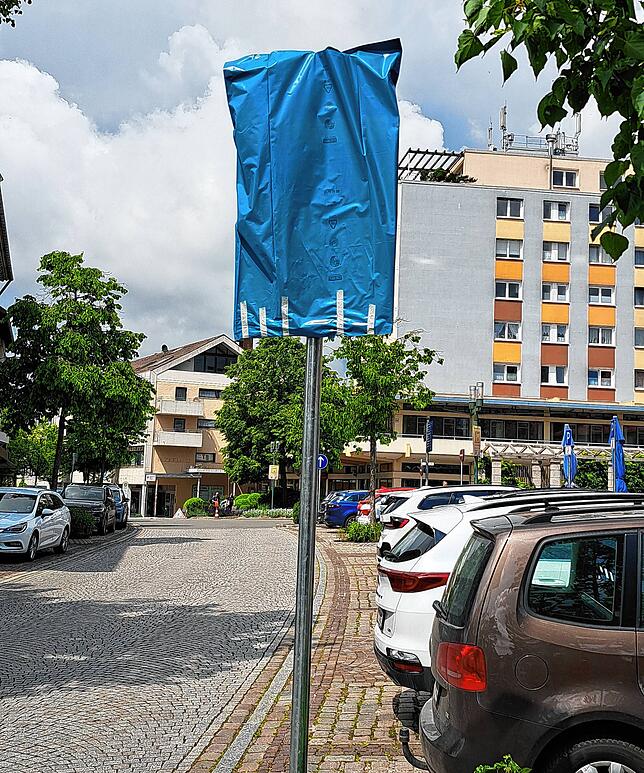 Am Hanselbrunnenplatz ist schon die Beschilderung bereit. Noch sind die Hinweise abgehängt.