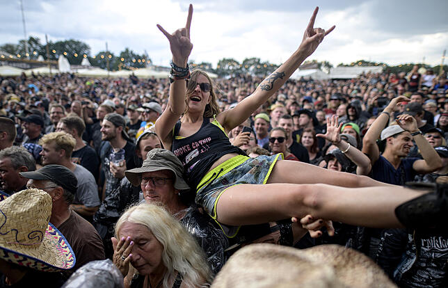 Auf einen Ritt übers Publikum verzichten die Rentner wohl auf dem Metal-Festival.