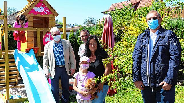 Ein Stofftier-Löwe für die kleine Löwin: Die sechsjährige Yara (Mitte) hat einen Gehirntumor, der Lions-Club vertreten von Helmut ...