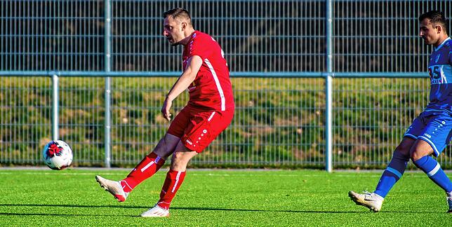 Hoffnung nach der Pause. Christian Albiez (links) war nach einem Pass von Matthias Wenk seinem Gegenspieler Harun Zengin enteilt und ...