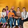 Julia (links), Walerie (Zweiter von links) und Galina Mostika (rechts) gehören zu den ersten Kriegsflüchtlingen, die die Stadt ...