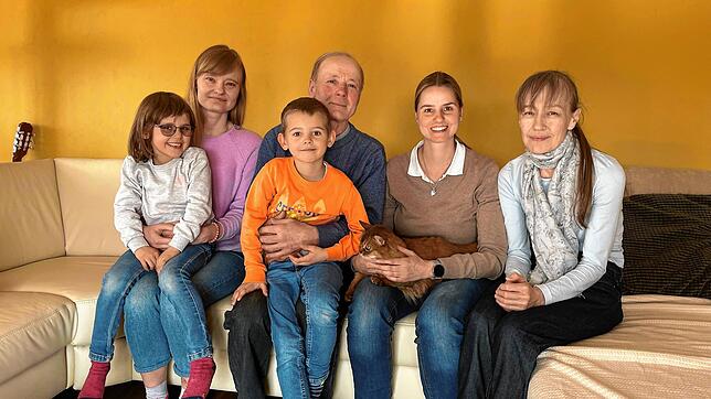 Julia (links), Walerie (Zweiter von links) und Galina Mostika (rechts) gehören zu den ersten Kriegsflüchtlingen, die die Stadt ...