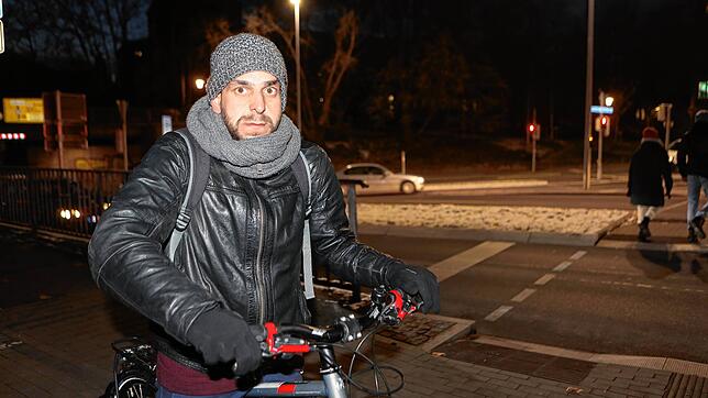 Yousef Ayash auf den winterlichen Straßen Konstanz&lsquo; auf dem Weg von der Arbeit nach Hause. Der 30-Jährige weiß im Moment nicht, ...
