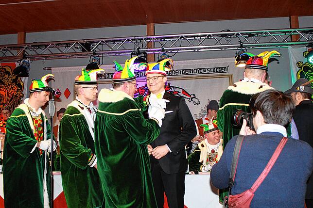 Jens Spahn hat seine Laufnarrenkappe bekommen.