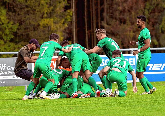 Nach einem Freistoßtor im vergangenen Jahr wird er von seinem Team fast erdrückt.