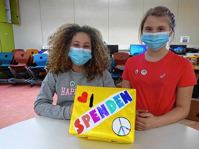Die Schülerinnen (von links) Eliana D‘Agrumer und Mia Heigle haben eine eigene Spendenbox gebastelt. Neben Sachspenden können die ...