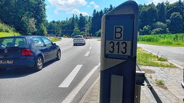 Der gefährliche Abzweig an der B313, rechts geht es Richtung Wahlwies. Der Stockacher Gemeinderat wünscht sich an der Stelle, an der ...