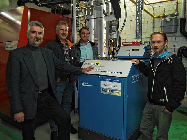 Erst 2016 wurde das gasbetriebene Blockheizkraftwerk im Wehrer Hallenbad in Betrieb genommen. Das Archivbild zeigt Bürgermeister Michael ...