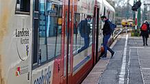 Ein Seehäsle-Zug im Bahnhof von Radolfzell (Archivbild). Aktuell wird bei der Betreibergesellschaft zum fünften Mal in Folge gestreikt. ...