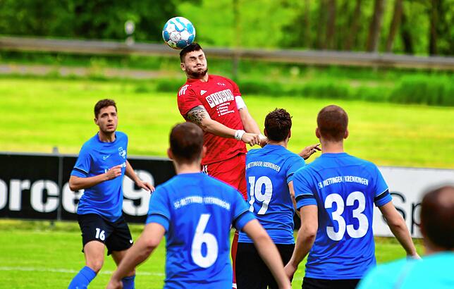 Ohne Durchschlagskraft: Torjäger Tim Schillinger (Mitte) – hier ein Foto aus dem Spiel in der vergangenen Saison – gelang es ...