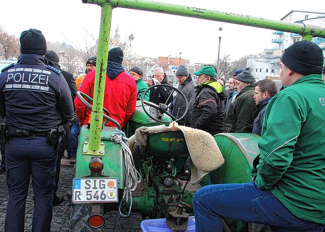 Polizisten schützten den Eingangsbereich, wobei die Demonstration der Landwirte angemeldet war.