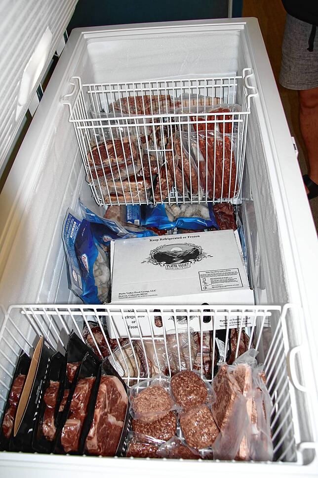 Ivica Guran gewährt einen kurzen Blick in die mit Fleisch und Wurst aus aller Welt bestückten Tiefkühltruhe.