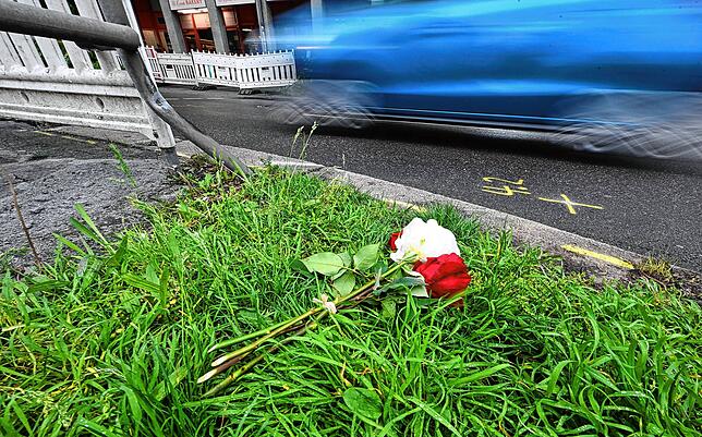 Blumen liegen an der Unfallstelle in Stuttgart.