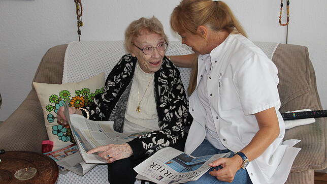 Eveline Schories wurde 1922 geboren. Damit sie weiterhin in ihrer eigenen Wohnung leben kann, bekommt sie regelmäßig Besuch von ...