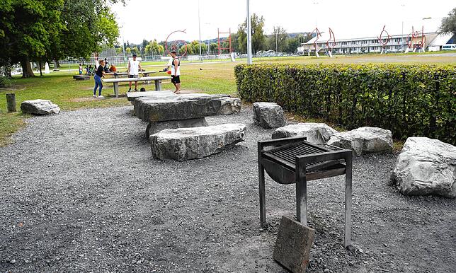 Der Grillplatz auf dem Areal Klein Venedig wurde jetzt durch weitere Sitzgelegenheiten, zwei Tischtennisplatten, ein Volleyballfeld ...