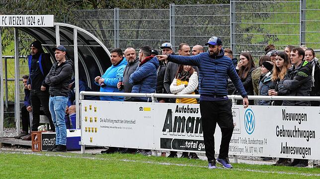 Hier geht&lsquo;s lang: Michael Gallmann ist mit viel Leidenschaft in seiner fünften Saison Trainer beim FC Weizen. Die Mannschaft ist ...