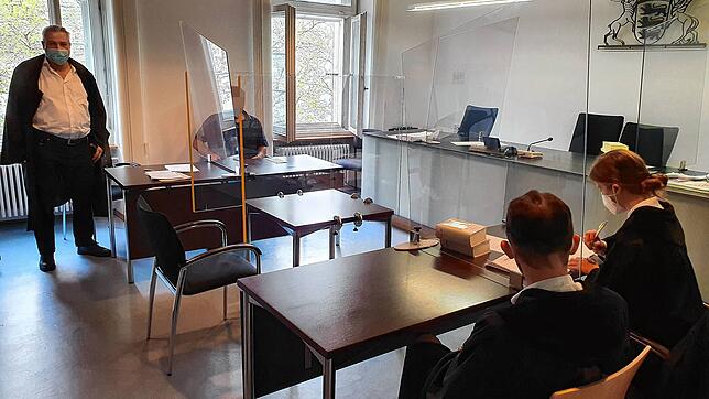 Verteidiger Tomislav Duzel, sein Mandant Jürgen S. und die beiden Staatsanwälte Simon Pschorr und Charlotte Eichler (von links) während ...
