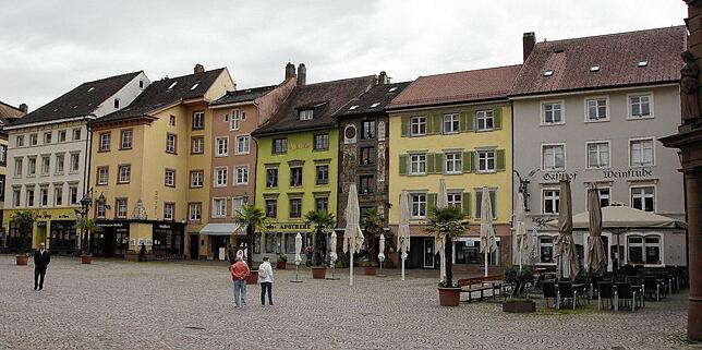 Wenig los: Am Münsterplatz in Bad Säckingen hatte keiner der Wirte geöffnet. Die Handvoll Gaststätten, die in der Stadt geöffnet waren, ...