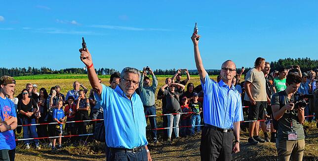 So war es noch 2018: Ortsvorsteher Peter Engesser und Bürgermeister Martin Ragg geben den Startschuss für das 17 3/4 Stunden-Mofarennen ...