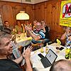 Die Befürworter der unechten Teilortswahl feiern im Gasthaus &bdquo;Baptistle&ldquo;.