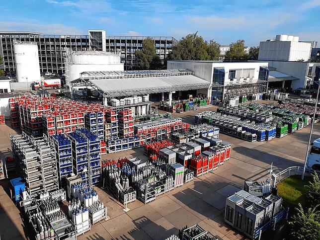 Säuberlich sortiert stehen die Gasflaschen im Sauerstoffwerk Friedrichshafen. Zur Produktion der Gase, verbraucht das Unternehmen große ...