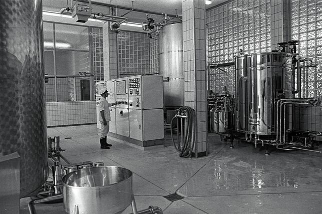 Blick in die Schaltzentrale des Milchwerks in den 1970er Jahren. Die gefliesten Säulen finden sich noch heute im großen Saal des Milchwerks.