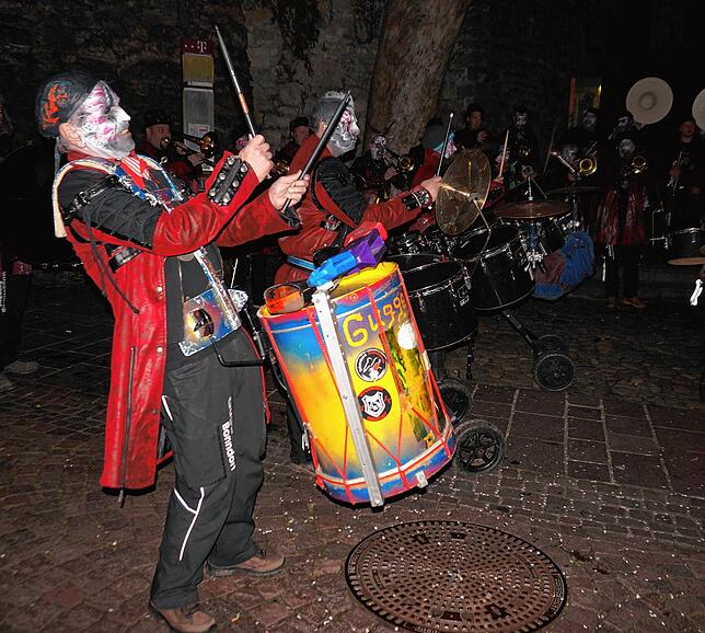 Kurzer Abstecher: Die Guggenmusik Bonndorf hat am Samstagabend das Narrentreffen besucht und macht in der Fußgängerzone Stimmung.