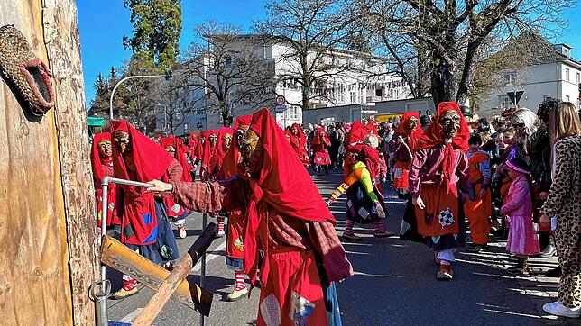 Eindrucksvoll ist die Menge der Gottmadinger Heilsberghexen beim Fasnet-Mäntig-Umzug. Sie waren nicht die einzigen, die mit den ...