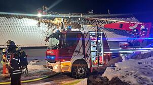 Auch die Drehleiter ist im Einsatz beim Brand eines Wohn- und Geschäftshauses in Schonach. Bild: Feuerwehr