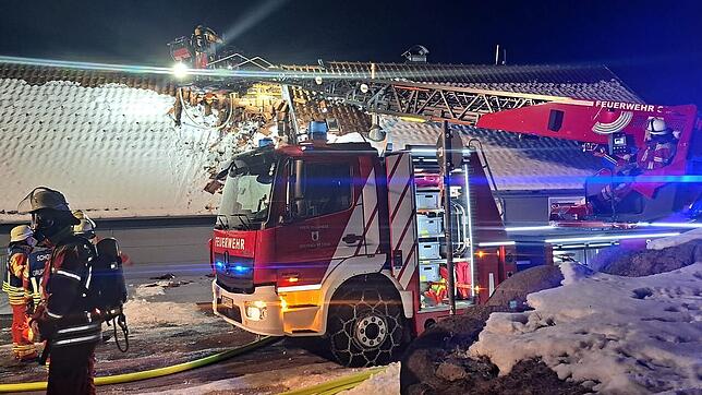 Auch die Drehleiter ist im Einsatz beim Brand eines Wohn- und Geschäftshauses in Schonach. Bild: Feuerwehr